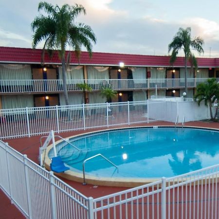 Express Inn & Suites - 5 Miles From St Petersburg Clearwater Airport Bagian luar foto
