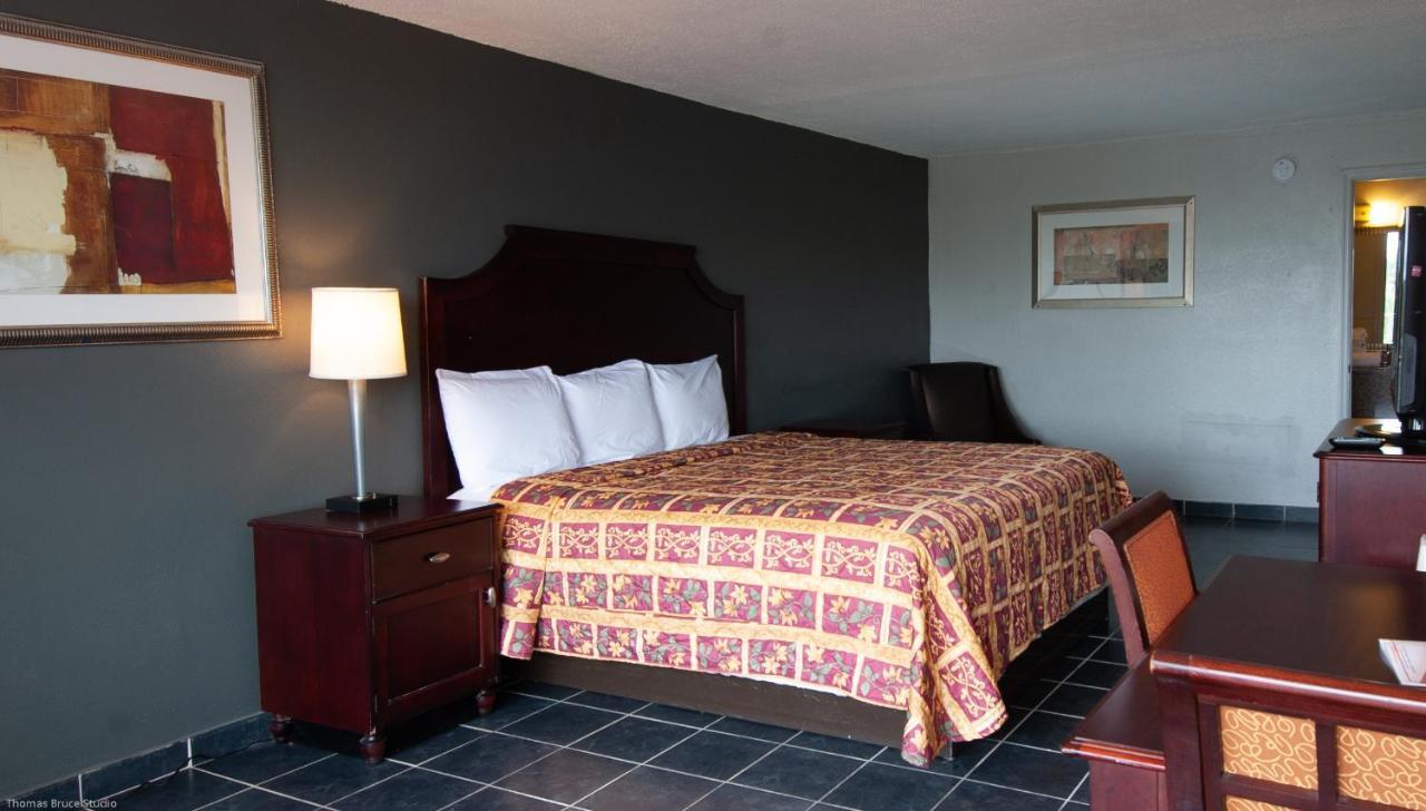 Express Inn & Suites - 5 Miles From St Petersburg Clearwater Airport Bagian luar foto