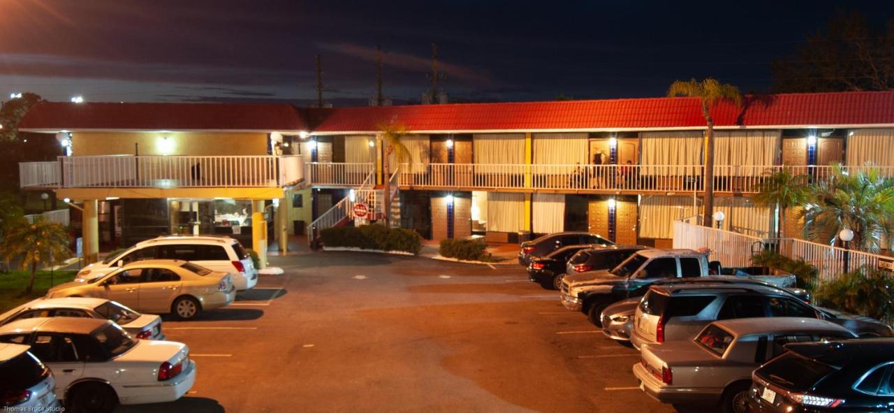 Express Inn & Suites - 5 Miles From St Petersburg Clearwater Airport Bagian luar foto
