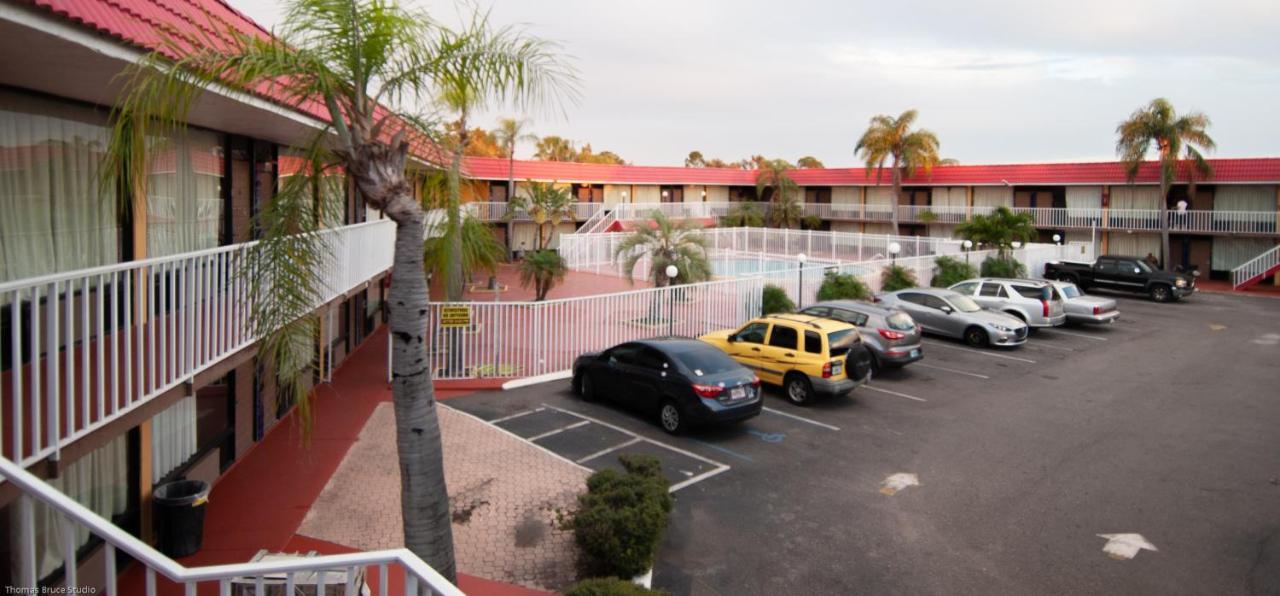 Express Inn & Suites - 5 Miles From St Petersburg Clearwater Airport Bagian luar foto