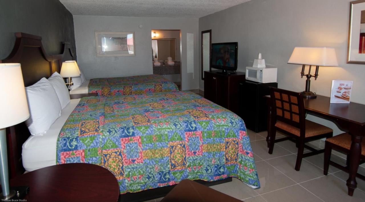 Express Inn & Suites - 5 Miles From St Petersburg Clearwater Airport Bagian luar foto