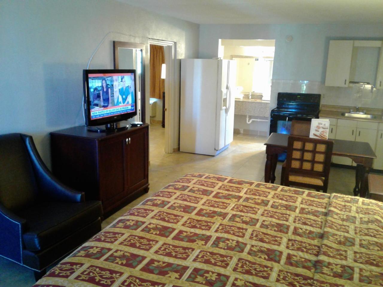 Express Inn & Suites - 5 Miles From St Petersburg Clearwater Airport Bagian luar foto