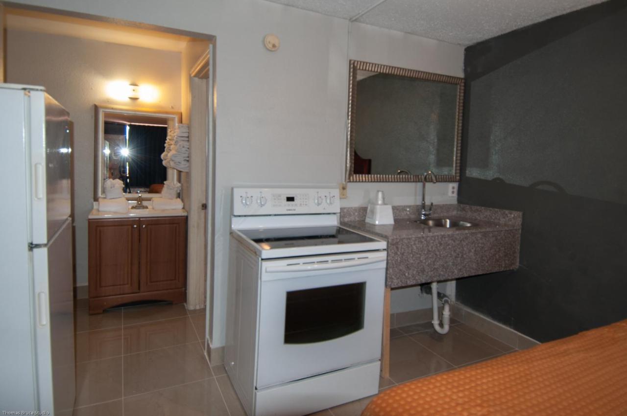 Express Inn & Suites - 5 Miles From St Petersburg Clearwater Airport Bagian luar foto