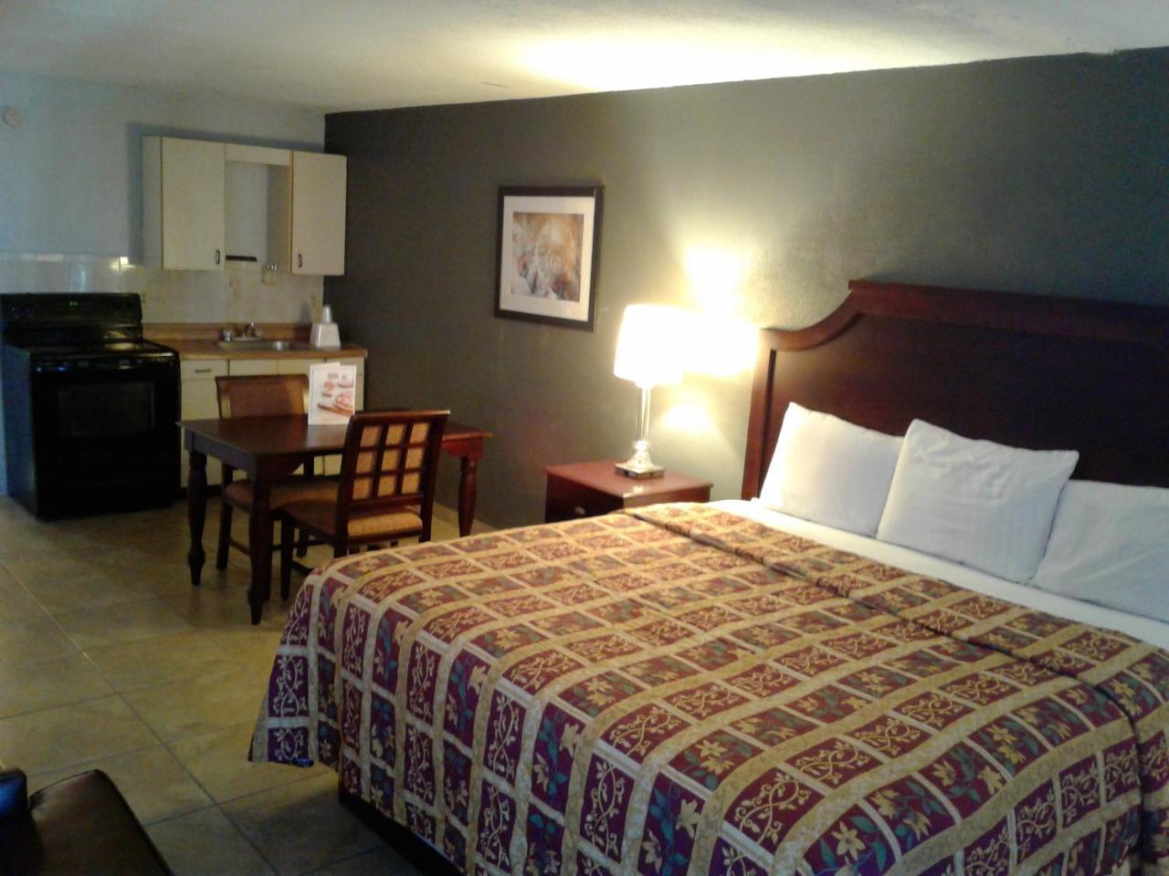 Express Inn & Suites - 5 Miles From St Petersburg Clearwater Airport Bagian luar foto