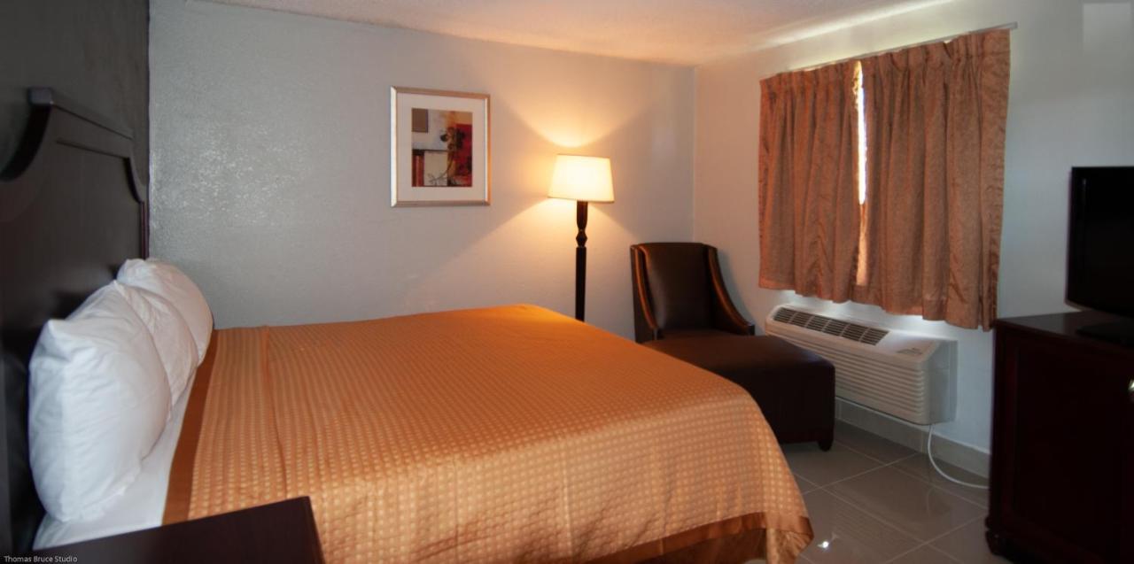Express Inn & Suites - 5 Miles From St Petersburg Clearwater Airport Bagian luar foto