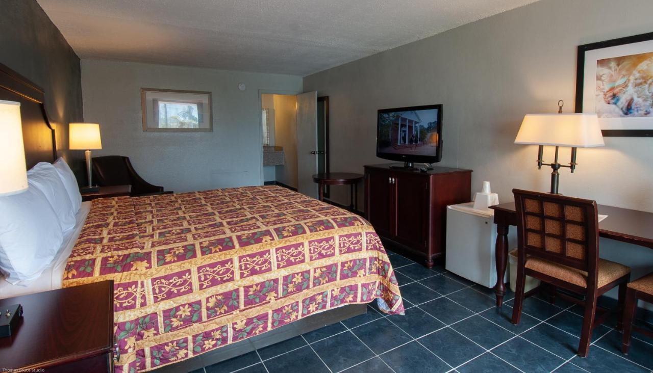 Express Inn & Suites - 5 Miles From St Petersburg Clearwater Airport Bagian luar foto