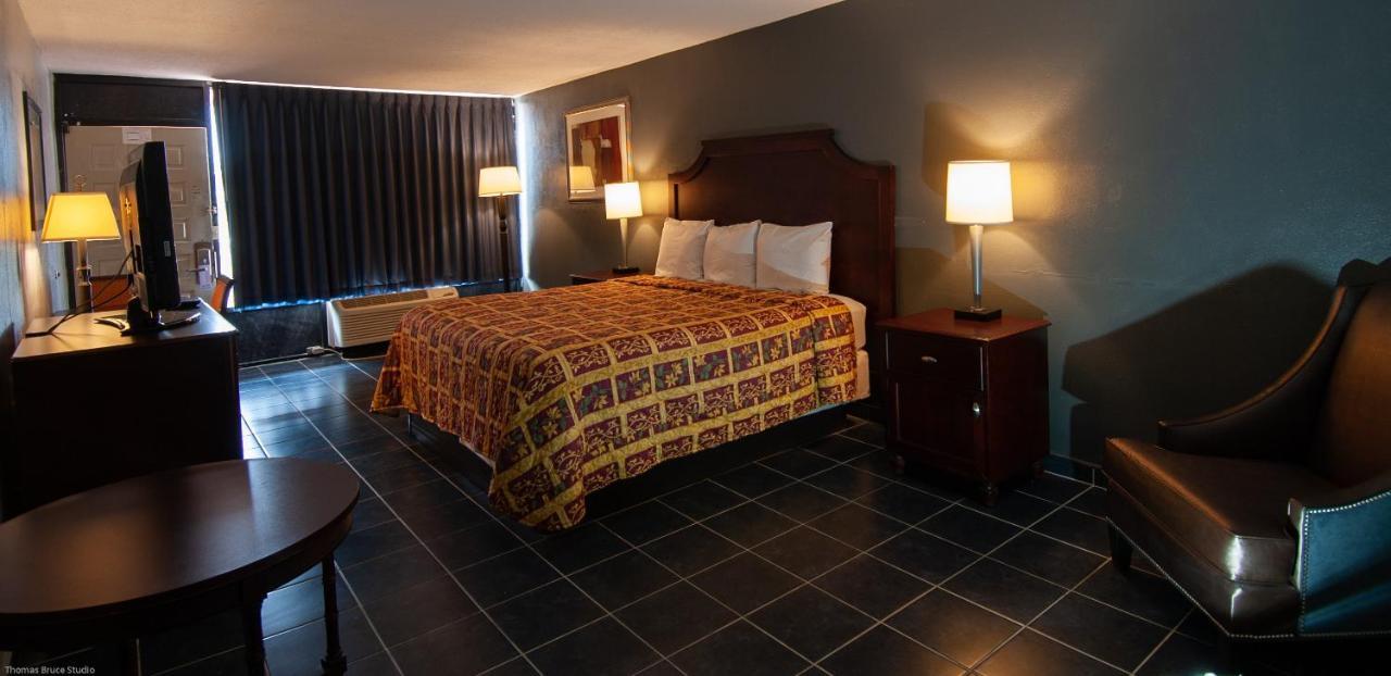 Express Inn & Suites - 5 Miles From St Petersburg Clearwater Airport Bagian luar foto
