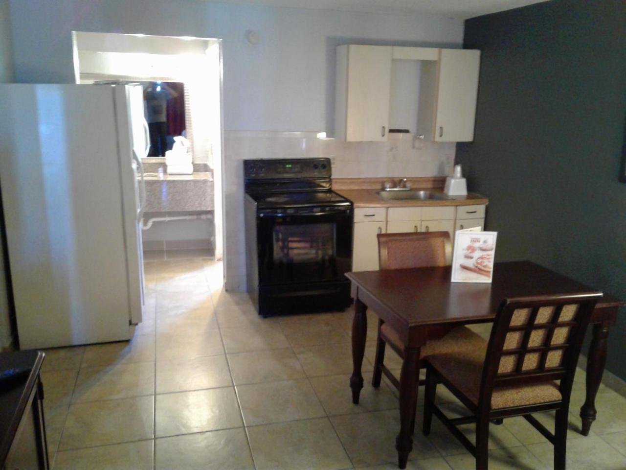 Express Inn & Suites - 5 Miles From St Petersburg Clearwater Airport Bagian luar foto