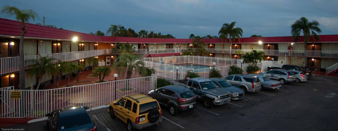 Express Inn & Suites - 5 Miles From St Petersburg Clearwater Airport Bagian luar foto