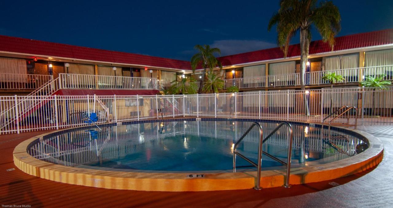 Express Inn & Suites - 5 Miles From St Petersburg Clearwater Airport Bagian luar foto