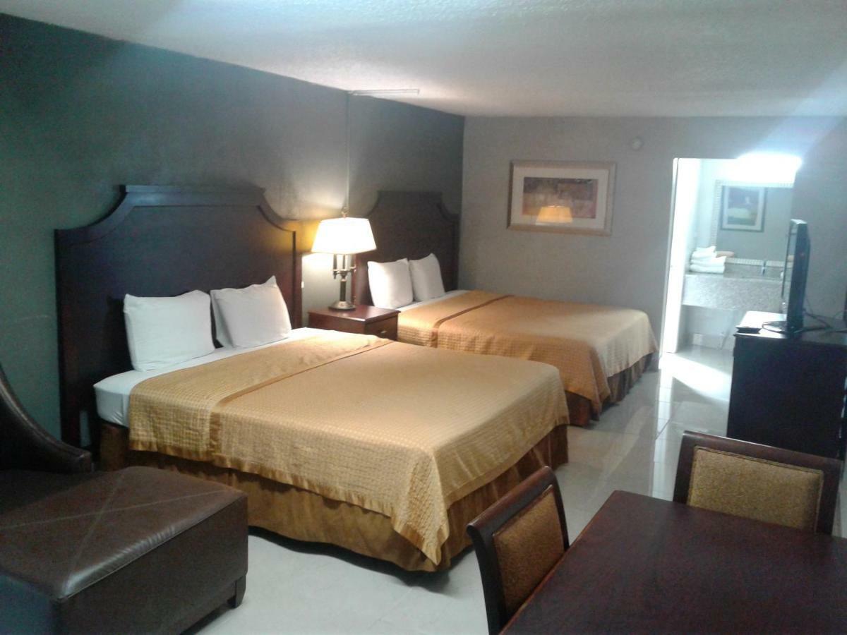 Express Inn & Suites - 5 Miles From St Petersburg Clearwater Airport Bagian luar foto